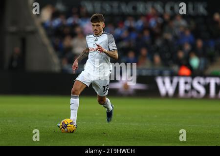 Swansea, Großbritannien. November 2023. Jamie Paterson von Swansea City in Aktion. EFL Skybet Championship Match, Swansea City gegen Hull City im Stadion Swansea.com in Swansea, Wales am Samstag, den 25. November 2023. Dieses Bild darf nur für redaktionelle Zwecke verwendet werden. Nur redaktionelle Verwendung, Bild von Andrew Orchard/Andrew Orchard Sportfotografie/Alamy Live News Credit: Andrew Orchard Sportfotografie/Alamy Live News Stockfoto