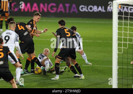 Swansea, Großbritannien. November 2023. EFL Skybet Meisterschaftsspiel, Swansea City gegen Hull City im Stadion Swansea.com in Swansea, Wales am Samstag, den 25. November 2023. Dieses Bild darf nur für redaktionelle Zwecke verwendet werden. Nur redaktionelle Verwendung, Bild von Andrew Orchard/Andrew Orchard Sportfotografie/Alamy Live News Credit: Andrew Orchard Sportfotografie/Alamy Live News Stockfoto