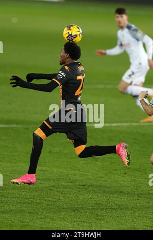 Swansea, Großbritannien. November 2023. Jaden Philogene von Hull City in Aktion. EFL Skybet Meisterschaftsspiel, Swansea City gegen Hull City im Stadion Swansea.com in Swansea, Wales am Samstag, den 25. November 2023. Dieses Bild darf nur für redaktionelle Zwecke verwendet werden. Nur redaktionelle Verwendung, Bild von Andrew Orchard/Andrew Orchard Sportfotografie/Alamy Live News Credit: Andrew Orchard Sportfotografie/Alamy Live News Stockfoto