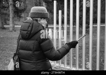 Lincoln, Massachusetts - Eine Frau spielt die Xylophon-Installation von Paul Matisse im Decordova Skulpturenpark. Das Bild war ca. Stockfoto
