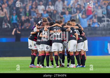 Sydney, Australien. November 2023. Wanderers Spieler treffen sich vor der A-League Men Rd5 zwischen Sydney FC und den Wanderers im Allianz Stadium am 25. November 2023 in Sydney, Australien Credit: IOIO IMAGES/Alamy Live News Stockfoto