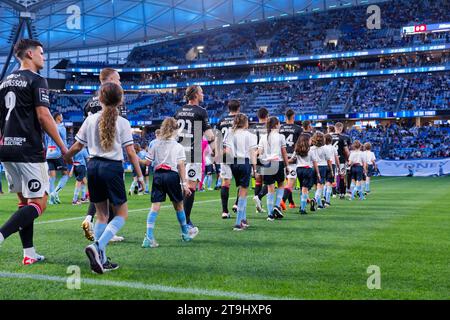 Sydney, Australien. November 2023. Die Wanderers-Spieler treten am 25. November 2023 im Allianz Stadium vor der A-League Men Rd5 zwischen Sydney FC und den Wanderers in Sydney, Australien ein Credit: IOIO IMAGES/Alamy Live News Stockfoto