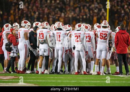 Minneapolis, Minnesota, USA. November 2023. Wisconsin Badgers während einer Auszeit während der zweiten Hälfte der Minnesota Golden Gophers gegen die Wisconsin Badgers im Huntington Bank Stadium in Minneapolis, Minnesota am Samstag, den 25. November 2023. (Kreditbild: © Steven Garcia/ZUMA Press Wire) NUR REDAKTIONELLE VERWENDUNG! Nicht für kommerzielle ZWECKE! Stockfoto