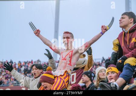 Minneapolis, Minnesota, USA. November 2023. Ein Minnesota Golden Gophers Fan jubelt während der ersten Halbzeit der Minnesota Golden Gophers gegen die Wisconsin Badgers im Huntington Bank Stadium in Minneapolis, Minnesota am Samstag, den 25. November 2023. (Kreditbild: © Steven Garcia/ZUMA Press Wire) NUR REDAKTIONELLE VERWENDUNG! Nicht für kommerzielle ZWECKE! Stockfoto