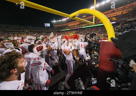 Minneapolis, Minnesota, USA. November 2023. Die Wisconsin Badgers feiern, nachdem sie am Samstag, den 25. November 2023, am Ende der Minnesota Golden Gophers gegen die Wisconsin Badgers im Huntington Bank Stadium in Minneapolis, Minnesota, gewonnen haben. Wisconsin gewann mit 28:14. (Kreditbild: © Steven Garcia/ZUMA Press Wire) NUR REDAKTIONELLE VERWENDUNG! Nicht für kommerzielle ZWECKE! Stockfoto