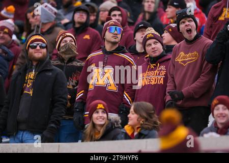 Minneapolis, Minnesota, USA. November 2023. Die Fans der Minnesota Golden Gophers sehen sich am Samstag, den 25. November 2023, bei der ersten Halbzeit der Minnesota Golden Gophers gegen die Wisconsin Badgers im Huntington Bank Stadium in Minneapolis, Minnesota, an. (Kreditbild: © Steven Garcia/ZUMA Press Wire) NUR REDAKTIONELLE VERWENDUNG! Nicht für kommerzielle ZWECKE! Stockfoto