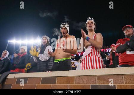 Minneapolis, Minnesota, USA. November 2023. Die Fans der Wisconsin Badgers jubeln am Samstag, den 25. November 2023, während der zweiten Hälfte der Minnesota Golden Gophers gegen die Wisconsin Badgers im Huntington Bank Stadium in Minneapolis, Minnesota. (Kreditbild: © Steven Garcia/ZUMA Press Wire) NUR REDAKTIONELLE VERWENDUNG! Nicht für kommerzielle ZWECKE! Stockfoto