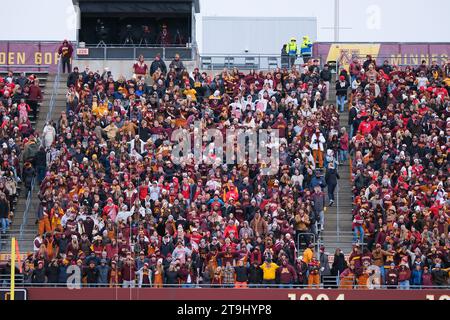 Minneapolis, Minnesota, USA. November 2023. Die Fans der Minnesota Golden Gophers in der ersten Halbzeit der Minnesota Golden Gophers gegen die Wisconsin Badgers im Huntington Bank Stadium in Minneapolis, Minnesota am Samstag, den 25. November 2023. (Kreditbild: © Steven Garcia/ZUMA Press Wire) NUR REDAKTIONELLE VERWENDUNG! Nicht für kommerzielle ZWECKE! Stockfoto