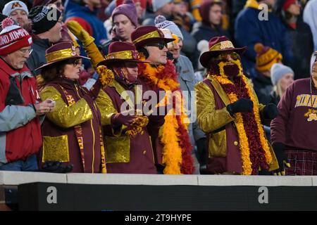 Minneapolis, Minnesota, USA. November 2023. Die Fans der Minnesota Golden Gophers sehen sich am Samstag, den 25. November 2023, bei der zweiten Halbzeit der Minnesota Golden Gophers gegen die Wisconsin Badgers im Huntington Bank Stadium in Minneapolis, Minnesota, an. (Kreditbild: © Steven Garcia/ZUMA Press Wire) NUR REDAKTIONELLE VERWENDUNG! Nicht für kommerzielle ZWECKE! Stockfoto