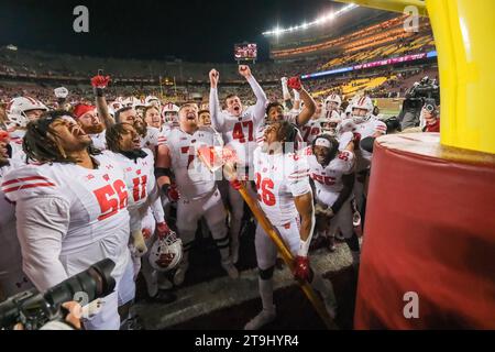 Minneapolis, Minnesota, USA. November 2023. Die Wisconsin Badgers feiern, nachdem sie am Samstag, den 25. November 2023, am Ende der Minnesota Golden Gophers gegen die Wisconsin Badgers im Huntington Bank Stadium in Minneapolis, Minnesota, gewonnen haben. Wisconsin gewann mit 28:14. (Kreditbild: © Steven Garcia/ZUMA Press Wire) NUR REDAKTIONELLE VERWENDUNG! Nicht für kommerzielle ZWECKE! Stockfoto