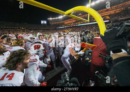 Minneapolis, Minnesota, USA. November 2023. Die Wisconsin Badgers feiern, nachdem sie am Samstag, den 25. November 2023, am Ende der Minnesota Golden Gophers gegen die Wisconsin Badgers im Huntington Bank Stadium in Minneapolis, Minnesota, gewonnen haben. Wisconsin gewann mit 28:14. (Kreditbild: © Steven Garcia/ZUMA Press Wire) NUR REDAKTIONELLE VERWENDUNG! Nicht für kommerzielle ZWECKE! Stockfoto