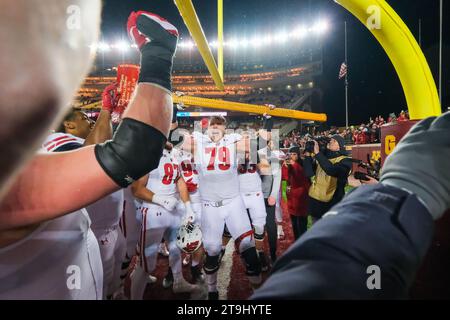 Minneapolis, Minnesota, USA. November 2023. Die Wisconsin Badgers feiern, nachdem sie am Samstag, den 25. November 2023, am Ende der Minnesota Golden Gophers gegen die Wisconsin Badgers im Huntington Bank Stadium in Minneapolis, Minnesota, gewonnen haben. Wisconsin gewann mit 28:14. (Kreditbild: © Steven Garcia/ZUMA Press Wire) NUR REDAKTIONELLE VERWENDUNG! Nicht für kommerzielle ZWECKE! Stockfoto