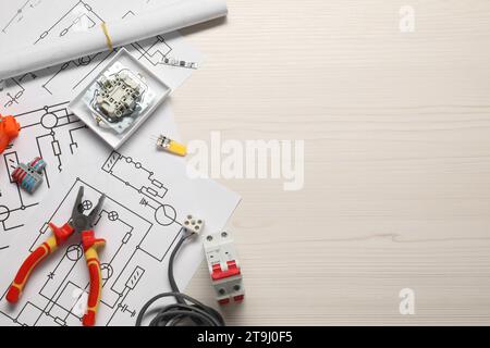 Flache Anordnung mit Schaltplänen auf weißem Holztisch, Platz für Text Stockfoto