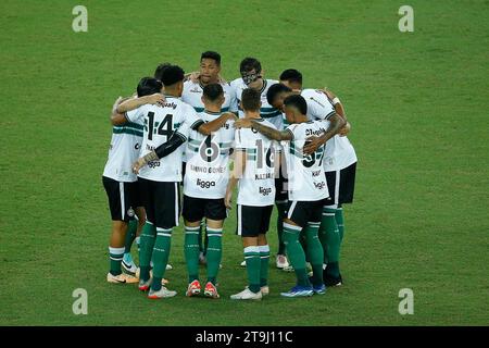 Rio de Janeiro, Brasilien. November 2023. Spieler von Coritiba, während des Spiels zwischen Fluminense und Coritiba, für die brasilianische Serie A 2023, am 25. November im Maracana Stadium in Rio de Janeiro. Foto: Satiro Sodre/DiaEsportivo/Alamy Live News Credit: DiaEsportivo/Alamy Live News Stockfoto