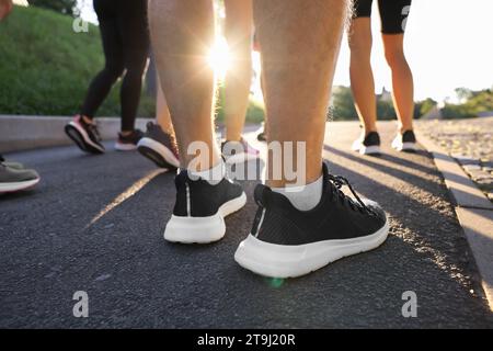 Gruppe von Menschen, die sich nach dem Laufen im Freien an sonnigen Tagen ausruhen, Nahaufnahme Stockfoto