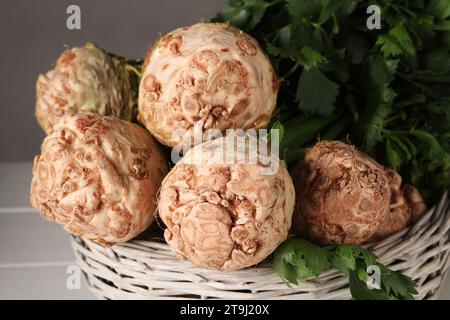 Frische rohe Selleriewurzeln im Korb, Großaufnahme Stockfoto