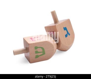 Hölzerne Dreidels isoliert auf weiß. Traditionelles Hanukkah-Spiel Stockfoto