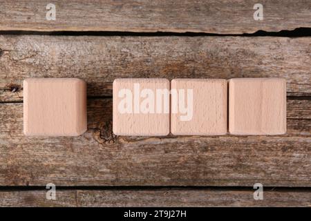 Würfel mit Häkchen und Abkürzung ISO auf Holztisch, Draufsicht Stockfoto
