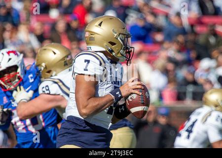 Dallas, Texas, USA. November 2023. Xavier Arline (7), Quarterback der Navy Midshipmen und SMU Mustangs im Gerald J. Ford Stadium in Dallas, Texas. (Kreditbild: © Dan Wozniak/ZUMA Press Wire) NUR REDAKTIONELLE VERWENDUNG! Nicht für kommerzielle ZWECKE! Stockfoto