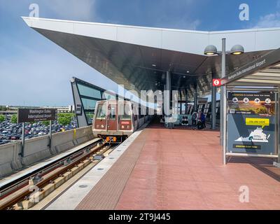 Flughafen Dulles, Virginia, USA. Washington Metro, die sich der U-Bahn-Station am Washington Dulles International Airport nähert. Stockfoto