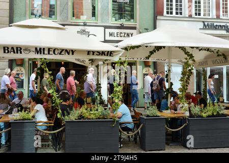 Kunden und Touristen vor der Stagiewna Milk Bar oder Bar Mleczny in der Stagiewna Straße, Altstadt von Danzig, Polen, Europa, EU Stockfoto