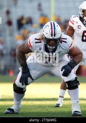 Tempe, Arizona, USA. November 2023. Der Offensive Lineman Jonah Savaiinaea (71) von den Arizona Wildcats während des NCAA-Fußballspiels zwischen der University of Arizona und der Arizona State University im Mountain America Stadium in Tempe, Arizona. Michael Cazares/CSM/Alamy Live News Stockfoto