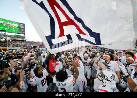 Tempe, Arizona, USA. November 2023. Arizona Wildcats feiern nach dem NCAA-Fußballspiel zwischen der University of Arizona und der Arizona State University im Mountain America Stadium in Tempe, Arizona. Michael Cazares/CSM/Alamy Live News Stockfoto