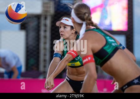 Joao Pessoa, Brasilien. November 2023. Tina Graudina/Anastasija Samoilova (L) treten beim Viertelfinalspiel der Frauen zwischen Xue Chen/Xia Xinyi aus China und Tina Graudina/Anastasija Samoilova aus Lettland an der World Beach Volleyball Pro Tour 2023 in Joao Pessoa, Brasilien, am 25. November 2023 an. Quelle: Wang Tiancong/Xinhua/Alamy Live News Stockfoto