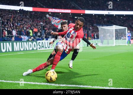 Madrid, Spanien. November 2023. Samuel Lino (Front) von Atletico de Madrid bricht während eines Fußballspiels der La Liga zwischen Atletico de Madrid und RCD Mallorca am 25. November 2023 in Madrid durch. Gustavo Valiente/Xinhua/Alamy Live News Stockfoto