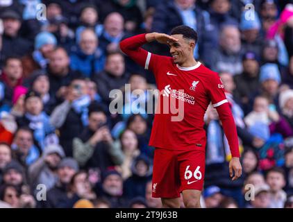 Manchester, Großbritannien. November 2023. Liverpool Trent Alexander-Arnold feiert, nachdem er am 25. November 2023 im englischen Premier League-Spiel zwischen Manchester City und Liverpool in Manchester das Ausgleichstor erzielte. Quelle: Xinhua/Alamy Live News Stockfoto