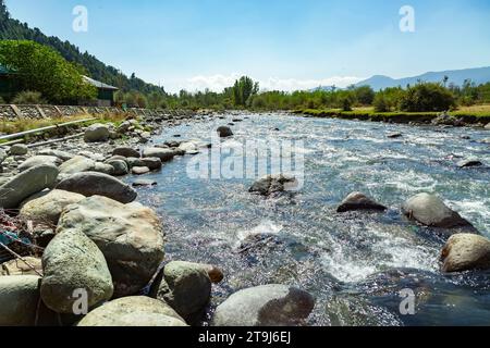 Lidder River fließt im Amarnath Yatra Basislager in Pahalgam, Jammu Kaschmir, Indien. Stockfoto