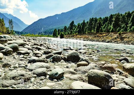 Lidder River fließt im Amarnath Yatra Basislager in Pahalgam, Jammu Kaschmir, Indien. Stockfoto