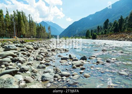 Lidder River fließt im Amarnath Yatra Basislager in Pahalgam, Jammu Kaschmir, Indien. Stockfoto