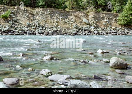 Lidder River fließt im Amarnath Yatra Basislager in Pahalgam, Jammu Kaschmir, Indien. Stockfoto