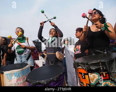 Lima, Peru. November 2023. Frauen, die Trommeln spielen, als Hunderte von Frauen im Rahmen der Aktivitäten des Internationalen Tages zur Beseitigung der Gewalt gegen Frauen auf die Straße von Lima gingen, einer Veranstaltung, die jährlich am 25. November, dem Tag, an dem die drei Mirabal-Schwestern gefeiert werden, gedenkt wird (Patria, Minerva und María Teresa) wurden ermordet. In der Dominikanischen Republik am 1960. Quelle: Fotoholica Presseagentur/Alamy Live News Stockfoto