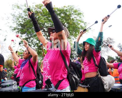 Lima, Peru. November 2023. Frauen, die Trommeln spielen, als Hunderte von Frauen im Rahmen der Aktivitäten des Internationalen Tages zur Beseitigung der Gewalt gegen Frauen auf die Straße von Lima gingen, einer Veranstaltung, die jährlich am 25. November, dem Tag, an dem die drei Mirabal-Schwestern gefeiert werden, gedenkt wird (Patria, Minerva und María Teresa) wurden ermordet. In der Dominikanischen Republik am 1960. Quelle: Fotoholica Presseagentur/Alamy Live News Stockfoto