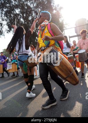 Lima, Peru. November 2023. Frauen, die Trommeln spielen, als Hunderte von Frauen im Rahmen der Aktivitäten des Internationalen Tages zur Beseitigung der Gewalt gegen Frauen auf die Straße von Lima gingen, einer Veranstaltung, die jährlich am 25. November, dem Tag, an dem die drei Mirabal-Schwestern gefeiert werden, gedenkt wird (Patria, Minerva und María Teresa) wurden ermordet. In der Dominikanischen Republik am 1960. Quelle: Fotoholica Presseagentur/Alamy Live News Stockfoto