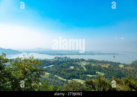 Aus der Vogelperspektive des dale Lake vom Shankaracharya Tempel in Srinagar, Jammu & Kashmir, Indien. Stockfoto