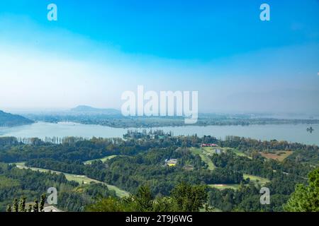 Aus der Vogelperspektive des dale Lake vom Shankaracharya Tempel in Srinagar, Jammu & Kashmir, Indien. Stockfoto