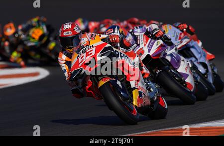 Valencia, Spanien. November 2023. Die Fahrer treten am 25. November 2023 beim Sprint-Rennen der Valencia MotoGP auf dem Ricardo Tormo Circuit in Valencia an. Quelle: Str/Xinhua/Alamy Live News Stockfoto