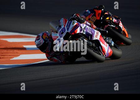 Valencia, Spanien. November 2023. Die Fahrer treten am 25. November 2023 beim Sprint-Rennen der Valencia MotoGP auf dem Ricardo Tormo Circuit in Valencia an. Quelle: Str/Xinhua/Alamy Live News Stockfoto