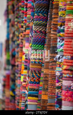 Peruanische Souvenirarmbänder zum Verkauf Stockfoto