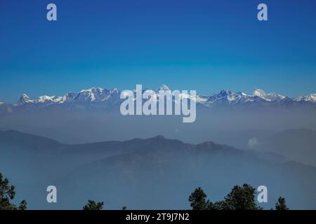 Schneebedeckter Himalaya aus der Tehri Range in Dhanaulti Tehsil im Bezirk Tehri Garhwal in Uttarakhand, Indien. Stockfoto