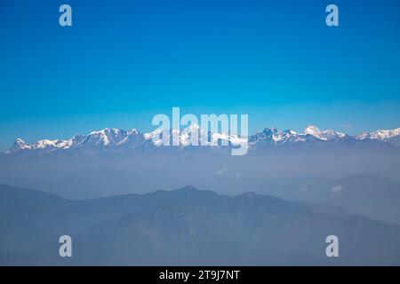 Schneebedeckter Himalaya aus der Tehri Range in Dhanaulti Tehsil im Bezirk Tehri Garhwal in Uttarakhand, Indien. Stockfoto