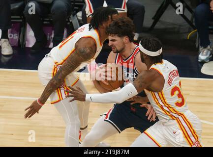 Washington, USA. November 2023. WASHINGTON, DC – 25. NOVEMBER: Deni Avdija (8) stürzt sich bei einem NBA-Spiel zwischen den Washington Wizards und den Atlanta Hawks 2023 in der Capital One Arena in Washington, DC, durch Trae Young (11) und Wesley Matthews (32). (Foto: Tony Quinn/SipaUSA) Credit: SIPA USA/Alamy Live News Stockfoto
