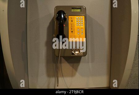 Öffentliches Telefon mit schwarzem Mobilteil Stockfoto