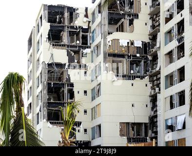 Beschädigtes Gebäude in Acapulco, Guerrero, Mexiko nach einem direkten Treffer durch den Kategorie-5-Hurrikan Otis am 26. Oktober 2023 Stockfoto