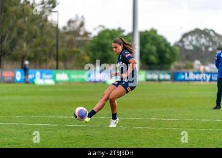 Bundoora, Australien. 26. November 2023. Stürmer Ella O'Grady (#7) macht während des Trainings vor dem Spiel einen Torschuss. Quelle: James Forrester/Alamy Live News Stockfoto