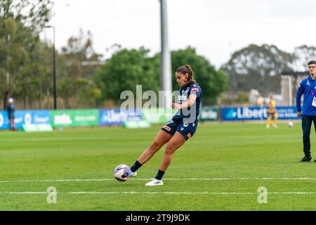 Bundoora, Australien. 26. November 2023. Stürmer Ella O'Grady (#7) macht während des Trainings vor dem Spiel einen Torschuss. Quelle: James Forrester/Alamy Live News Stockfoto