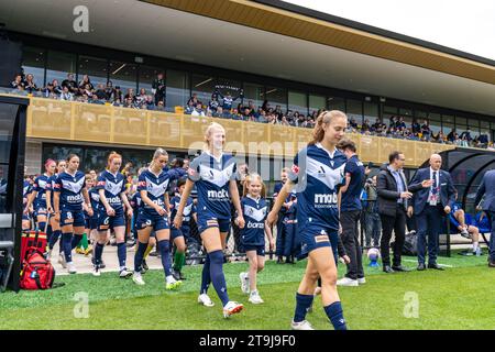 Bundoora, Australien. 26. November 2023. Melbourne Victory-Spieler gehen auf das Spielfeld. Quelle: James Forrester/Alamy Live News Stockfoto